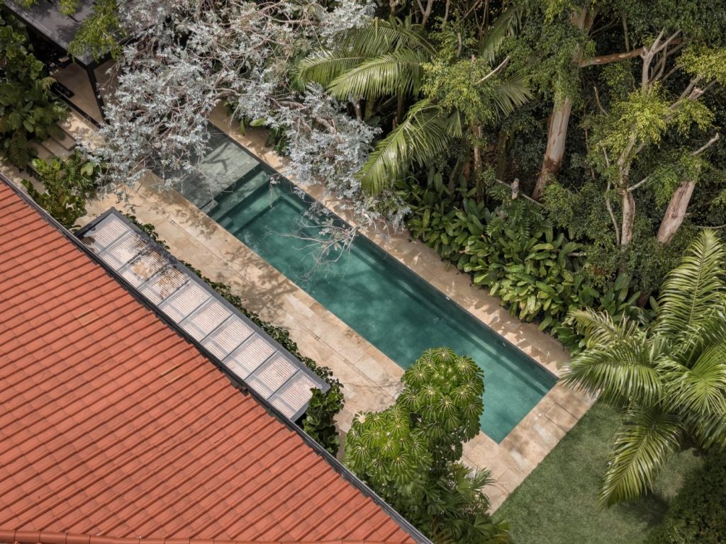 Vista aérea de la piscina de Casa Loma revestida en Trésor Bali con terraza en Pietro Golden